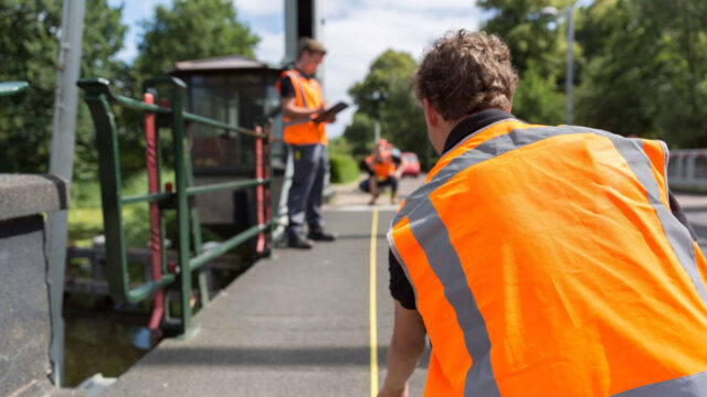 Meten van een brug door twee mannen