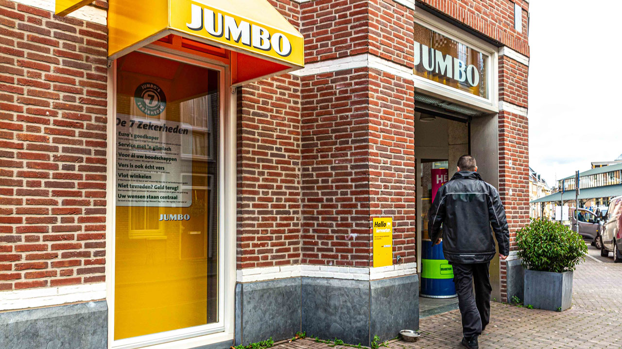 Vooraanzicht Jumbo supermarkt met twee ingangen tijdens inspectie – onderdeel van Tetra Tech controle van 62 panden op veiligheid en kwaliteit