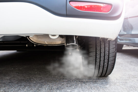 Uitlaatgassen uit dubbele uitlaat van auto – dieselrookanalyse met blackbox voor inzicht in emissies en luchtvervuiling