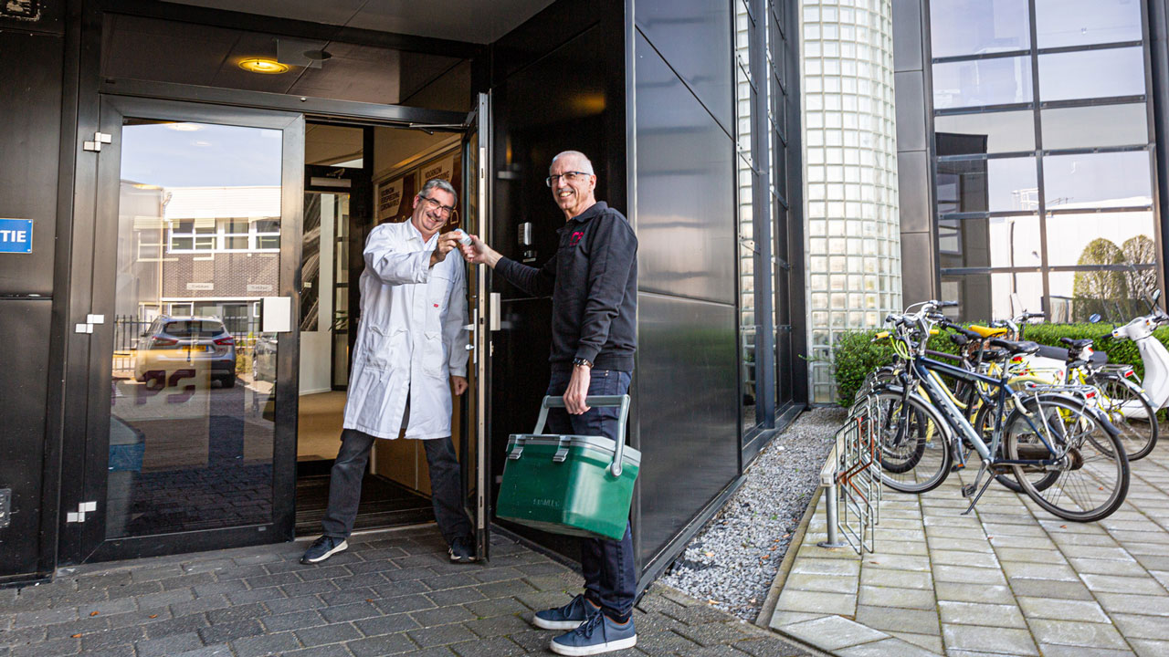 Joop Slangen en John Jongen bij ingang, symbool voor 20 jaar toewijding, vakmanschap en Limburgs elan