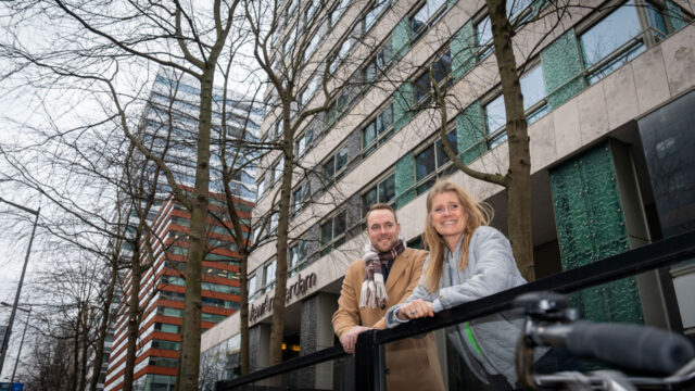 Vrouw en man lachen voor kantoor