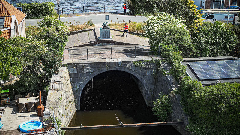 Luchtbeeld Woerdersluis in Spaarndam met medewerker; 3D-modellering brengt staat van historisch kunstwerk uit 1611 in kaart