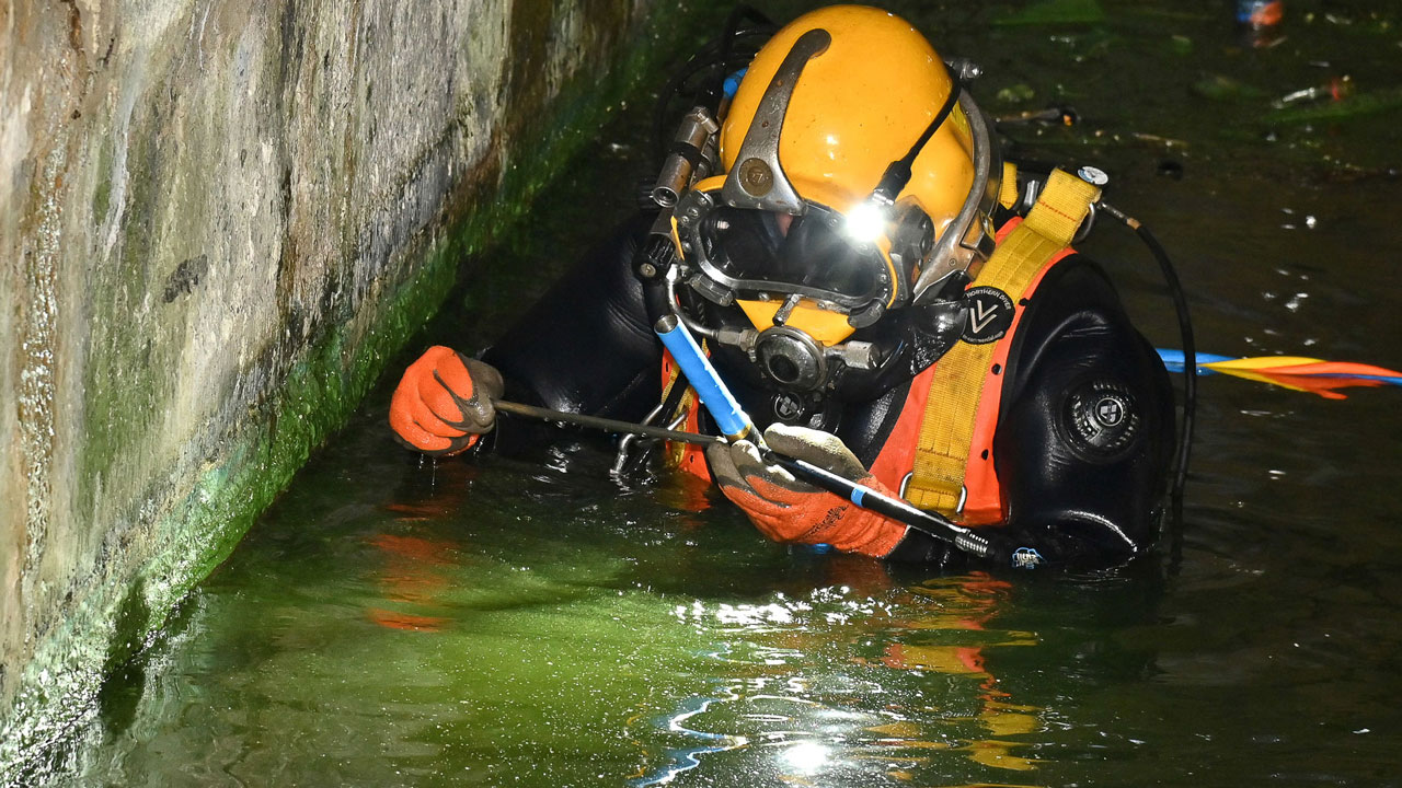Duiker voert inspectiewerk uit in Woerdersluis Spaarndam; Tetra Tech brengt staat van het historische kunstwerk uit 1611 in beeld met 3D-techniek