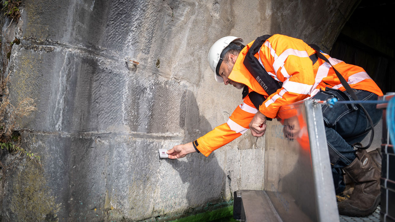 Medewerker inspecteert historische Woerdersluis in Spaarndam; 3D-modellering brengt staat van het kunstwerk uit 1611 in beeld