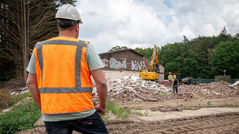 Medewerkers op slooplocatie met graafmachine en puin – circulair slopen als duurzame aanpak in de bouwsector