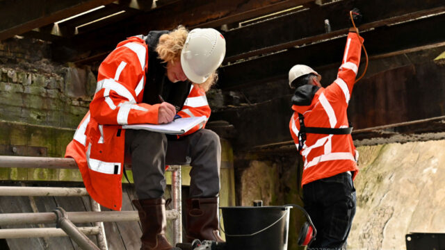 Inspectie onder historische Woerdersluis in Spaarndam; Tetra Tech past 3D-modellering toe voor beheer en onderhoud van kunstwerk uit 1611