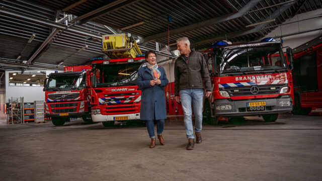 Inspectie brandweerkazerne in Den Helder voor brandveiligheid en certificering samen met vakbroeders van de brandweer
