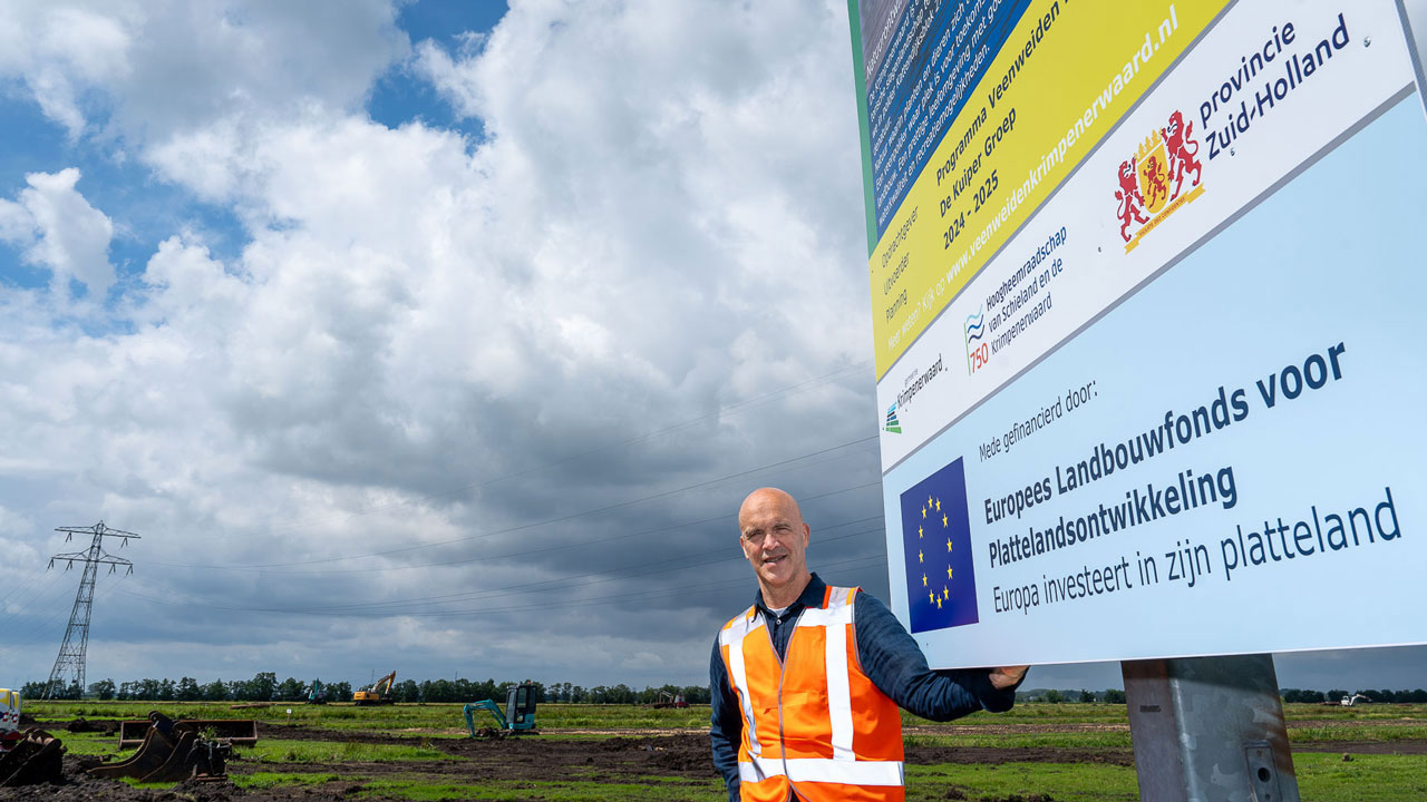 Projectbord in veenweidegebied Krimpenerwaard met medewerker; 2.250 hectare nieuwe natuur voor duurzaam waterbeheer en landbouw