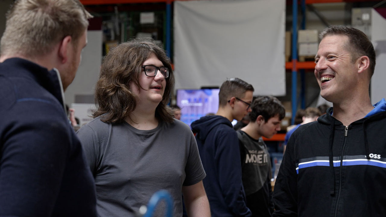 Medewerkers van het laboratorium in gesprek met studenten over werkzaamheden in het lab