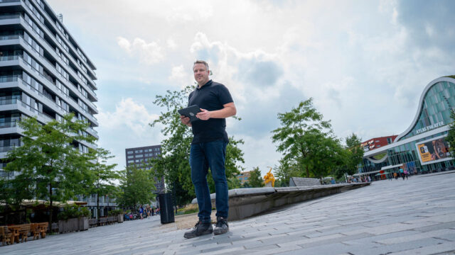 Vastgoedinspecteur met tablet voert gecombineerde inspectie uit bij woningen in Emmen en Groningen voor duurzaam onderhoud