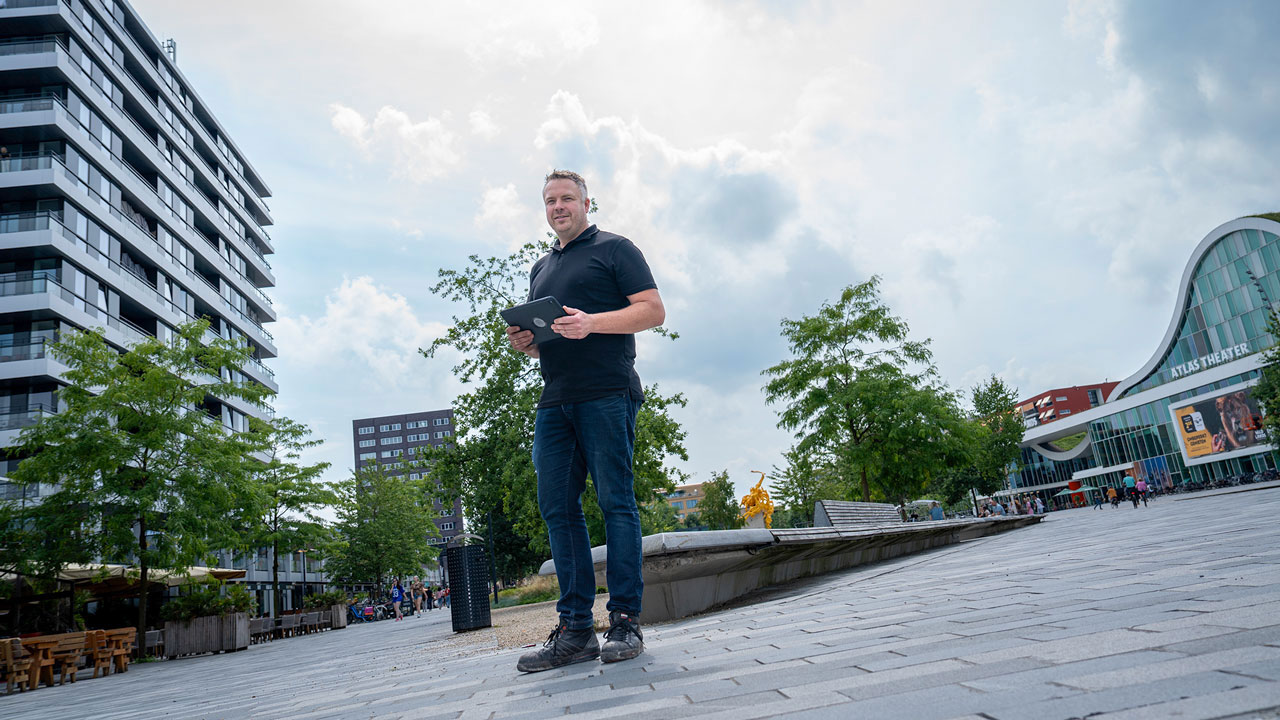 Vastgoedinspecteur met tablet voert gecombineerde inspectie uit bij woningen in Emmen en Groningen voor duurzaam onderhoud
