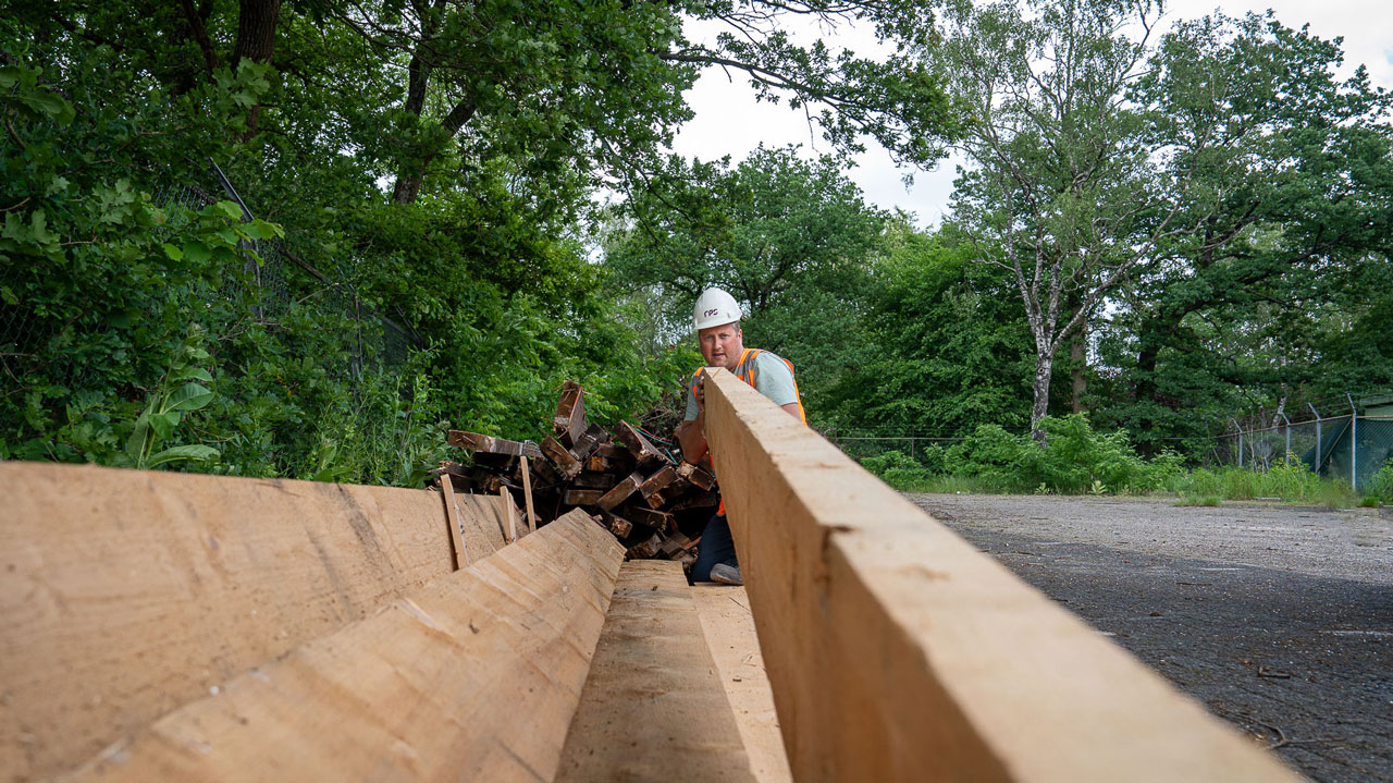 Inspectie door man van houten balk