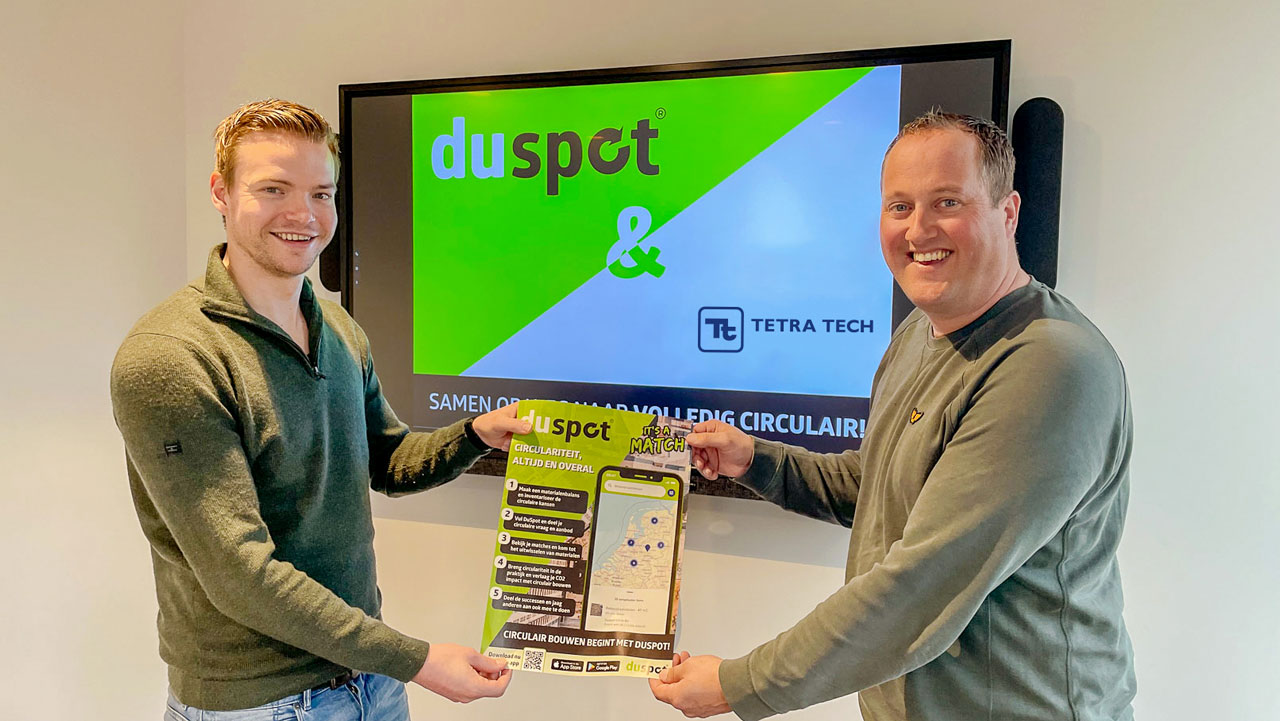 Mannen poseren voor samenwerking tussen duspot en tetra tech