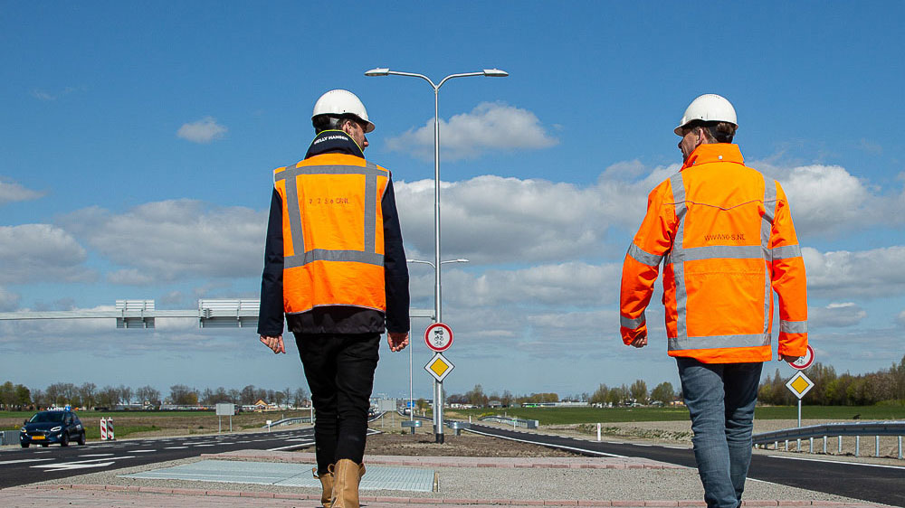 Twee collega's van Tetra Tech lopen op projectlocatie
