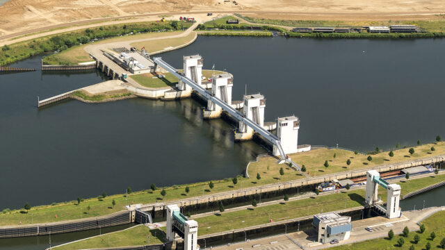Luchtfoto van Maxima sluis met water en groene omgeving