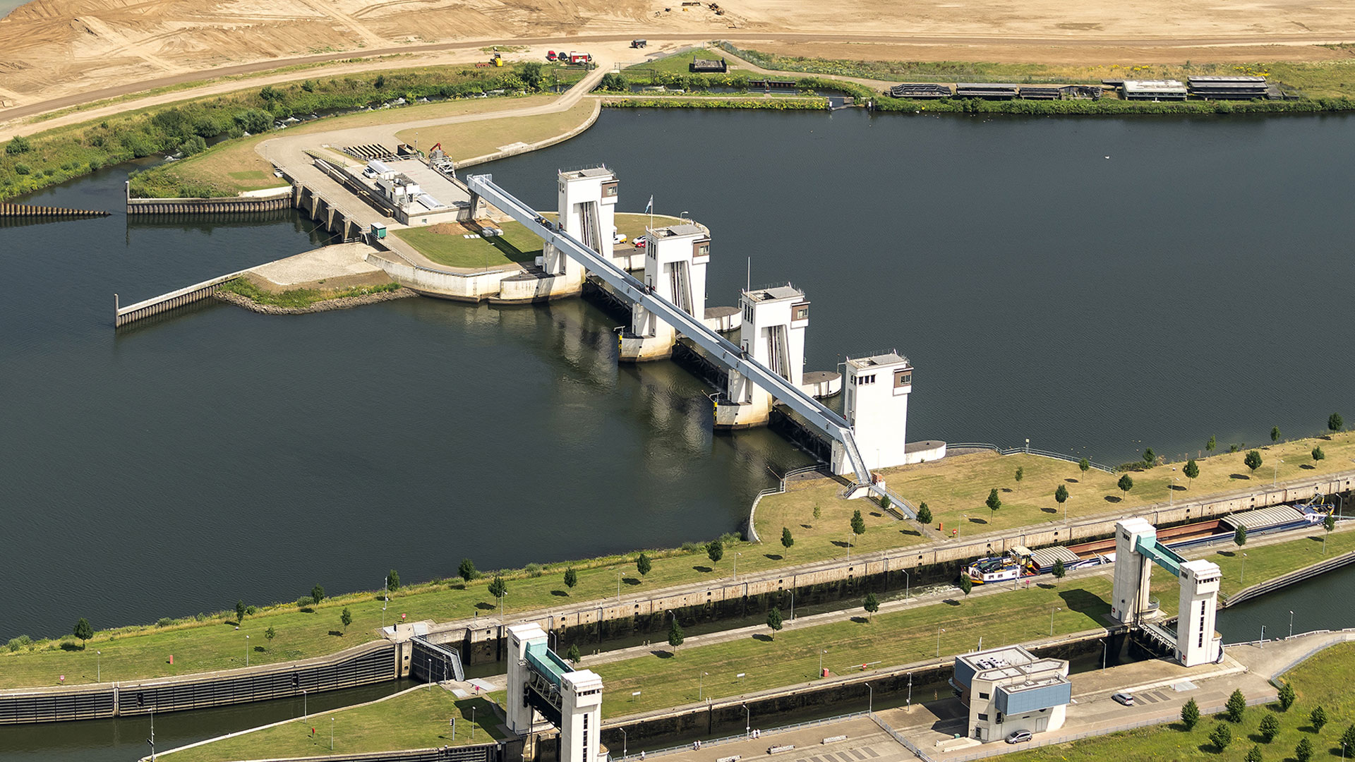 Luchtfoto van Maxima sluis met water en groene omgeving