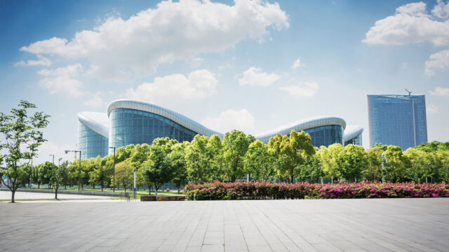 Modern gebouw met natuurlijke vormen in een groene omgeving