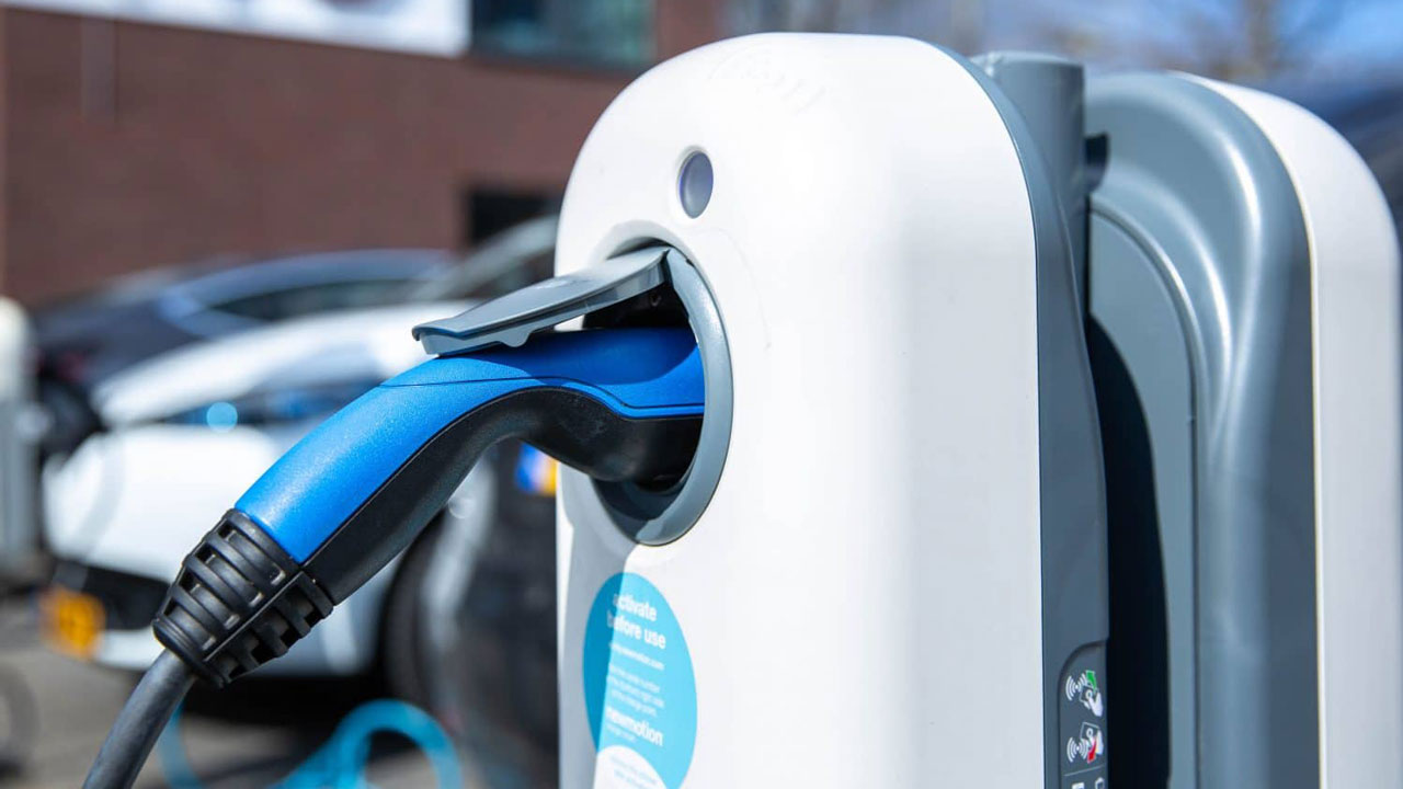 Laadstekker van elektrische auto in de laadpaal bij het kantoor van Tetra Tech in Delft