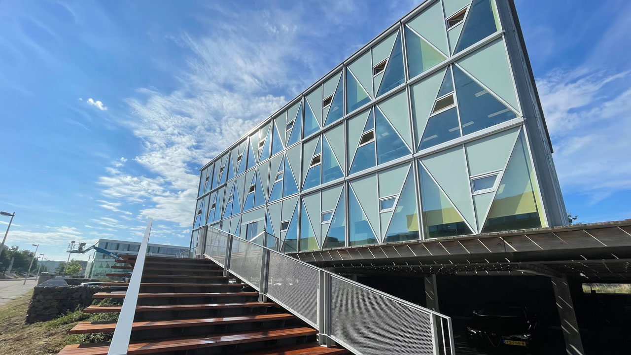 Vooraanzicht trap en ingang van vestiging Utrecht