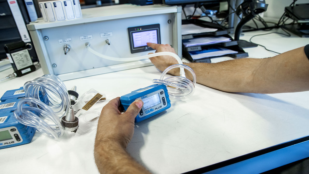 Uitlezen van een persoonsgebonden luchtmonsterpomp voor het meten van luchtkwaliteit