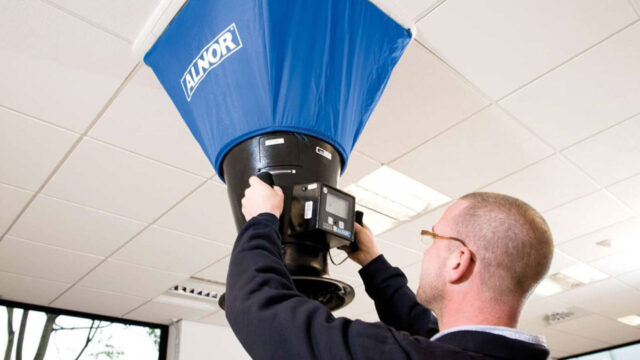 Adviseur voert binnenklimaat meting uit door meetapparaat aan te sluiten op het ventilatiekanaal