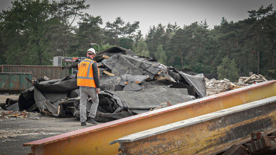 Adviseur circulair slopen tussen vrijgekomen sloopmateriaal op defensielocatie Kamp van Zeist