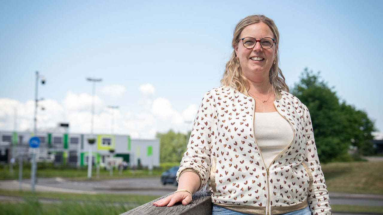 Expert staalslakken poseert bij een brug