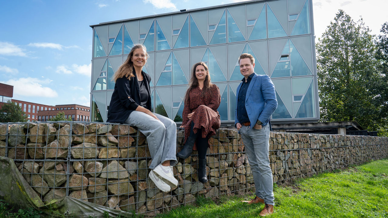 Vastgoedconsultants bij onze vestiging in Utrecht, voor een modern gebouw met glazen gevel en geometrisch patroon