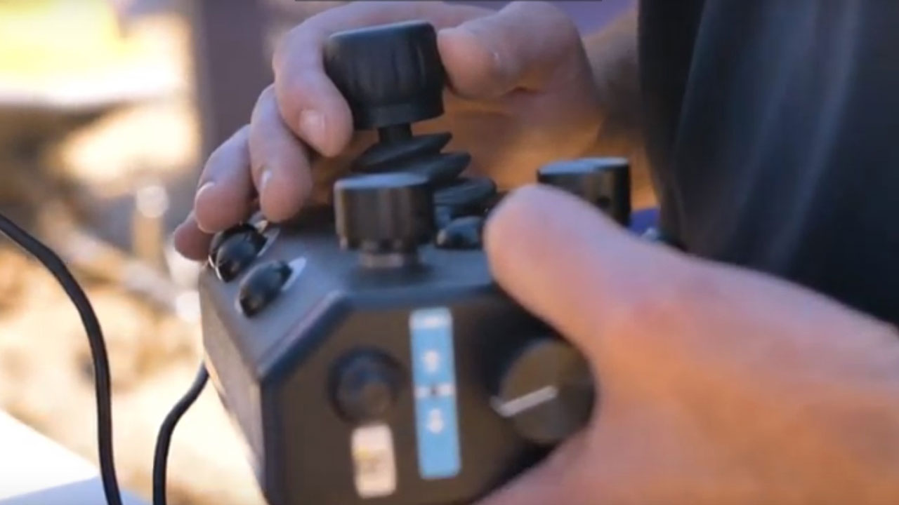 Close-up van handen die joystickcontroller bedienen voor ROV-onderwaterdrone – nauwkeurige besturing tijdens inspectie van civiele kunstwerken