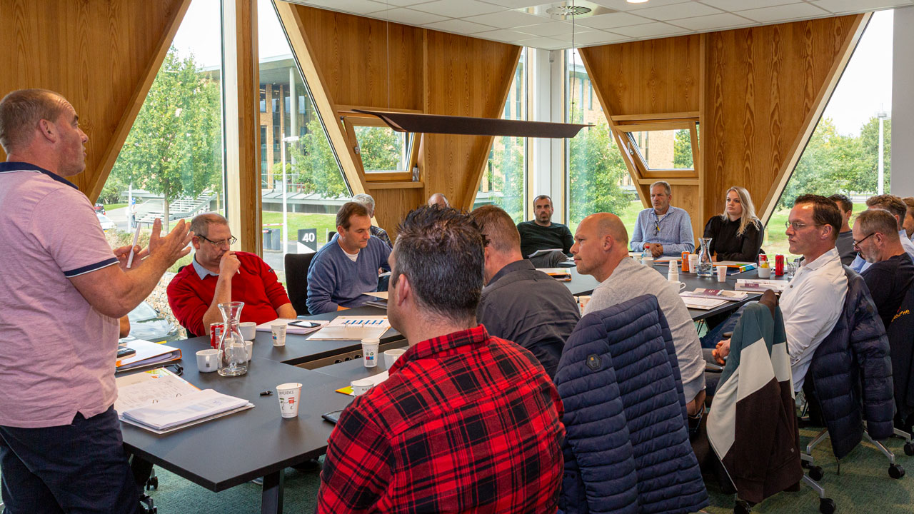 Groep mensen in trainingsruimte van ons kantoor in Utrecht tijdens training over voorbereiding en aanleg van kabels en leidingen
