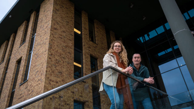 Arbeidshygiënisten Hilde Konijnenberg en Johan van den Avert op een trap