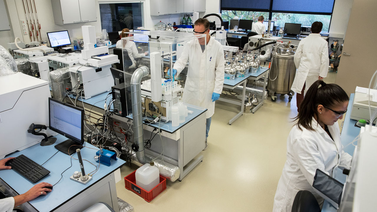 Labmedewerkers voeren analyses uit in het laboratorium in Breda