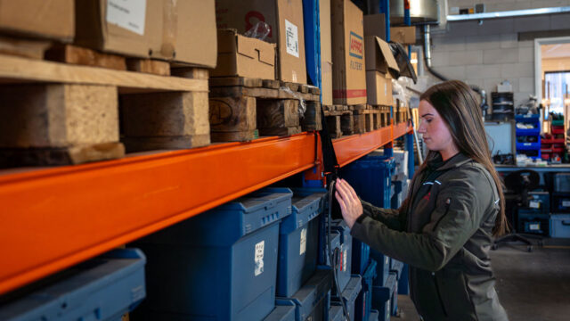 Arbeidshygiënist voert arbo quickscan uit op locatie