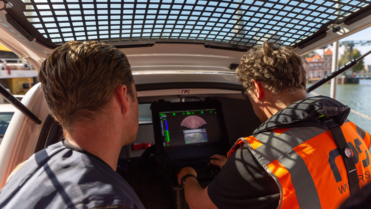 Tetra Tech-medewerkers in inspectievoertuig analyseren livebeelden van civiele kunstwerken – visuele controle en technische beoordeling van bruggen, tunnels en kademuren