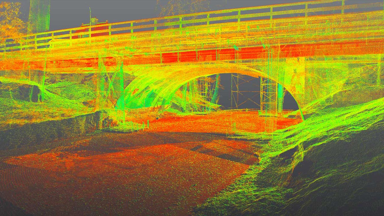3D-puntenwolk van boogbrug met kleurindicatie voor hoogteverschillen, gebruikt voor monitoring en inmeten constructies