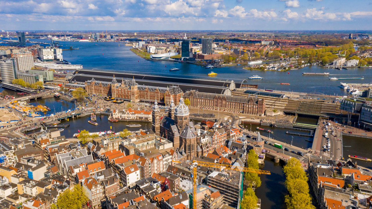 Luchtfoto van stedelijke omgeving met grachten en infrastructuur, relevant voor vergunningstrajecten in stedelijke context