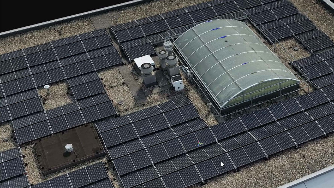 3D-model van drone van een dak met zonnepanelen, kasconstructie en installaties, geschikt voor inspectie en assetbeheer