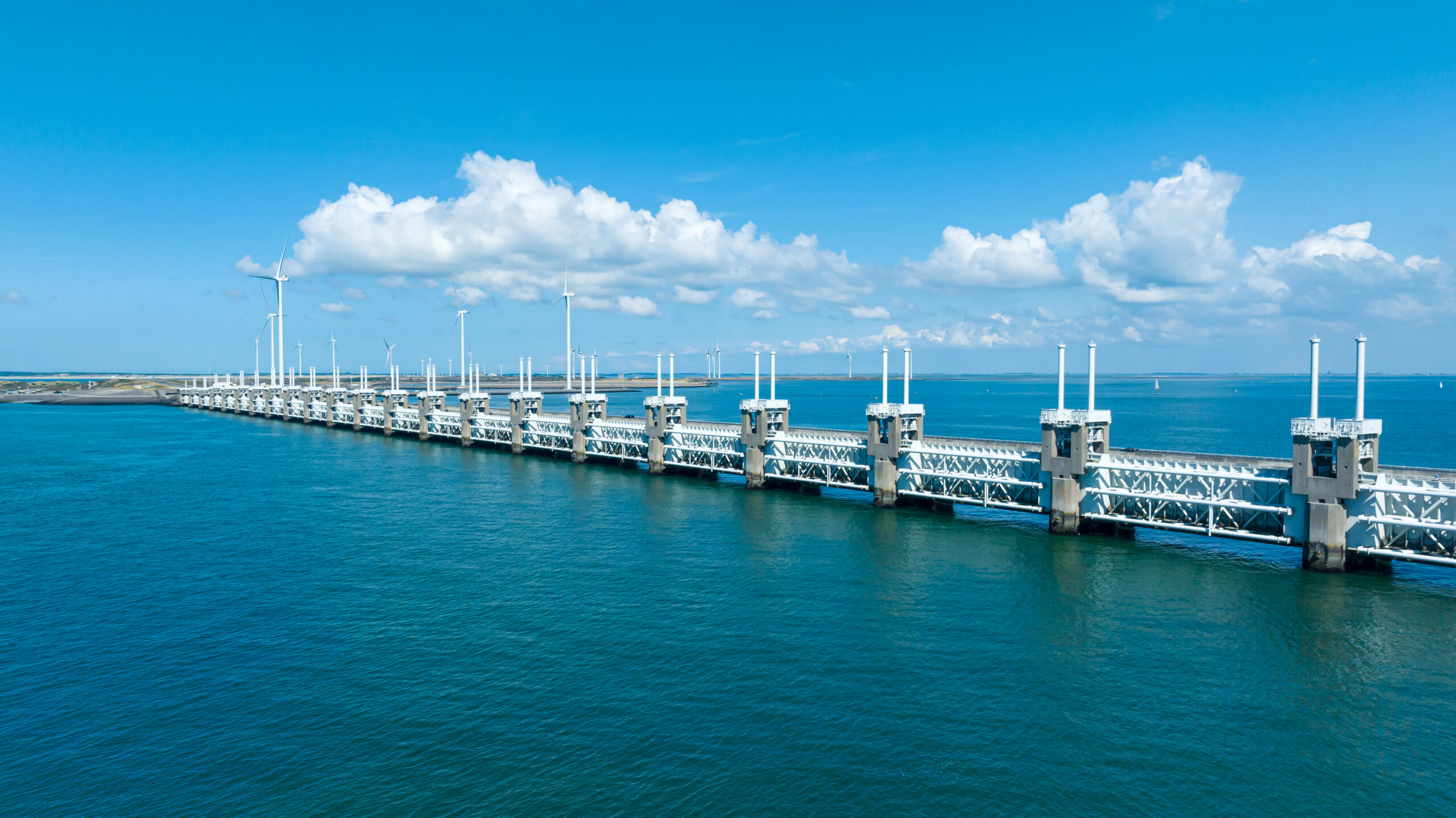 Oosterscheldekering bij winderig weer