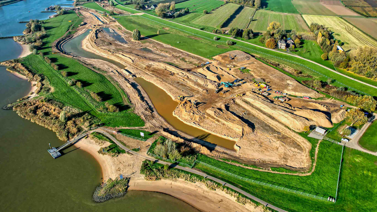 Luchtfoto van rivier en grootschalige graafwerkzaamheden – biodiversiteit versterken via natuurontwikkeling en landschapsinrichting