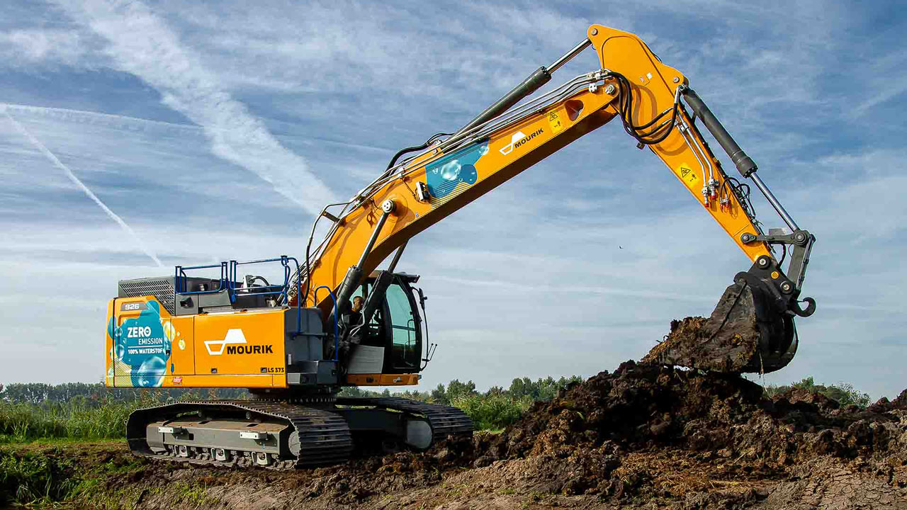 Graafmachine van Mourik aan waterkant – inzet van techniek voor natuurontwikkeling en versterking van biodiversiteit