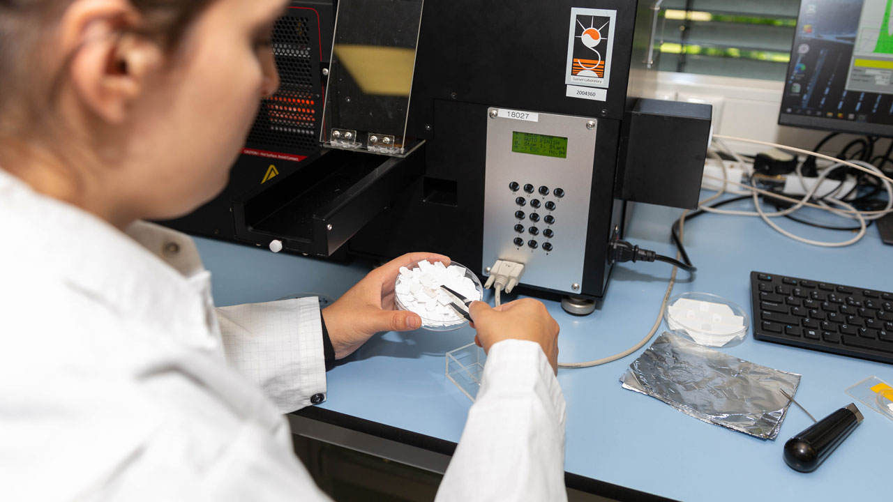 Labonderzoeker voert dieselrooktest uit met meetapparatuur – blackbox-technologie voor emissieanalyse en luchtkwaliteitsmeting