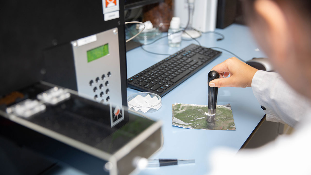 Handmatige meting op metalen monster in laboratorium – blackbox-technologie voor analyse van dieselrook en emissiegegevens