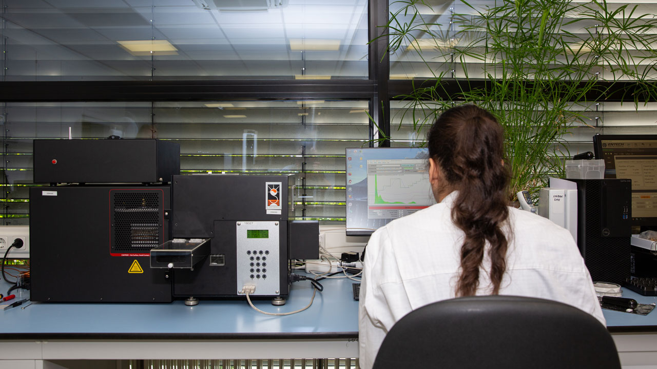 Onderzoeker analyseert dieselrookdata op labcomputer – blackbox-technologie voor emissiemeting en luchtkwaliteitsonderzoek