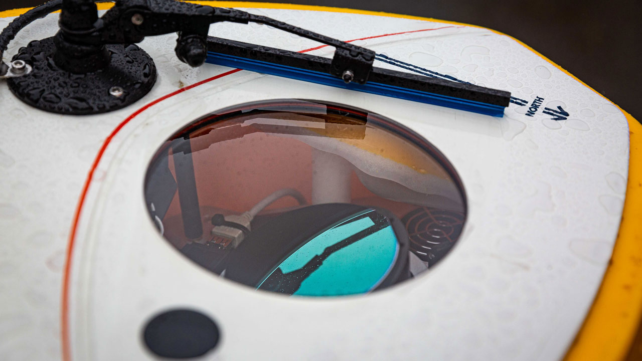 Onderdeel van een LiDAR boei waar een sensor achter zit