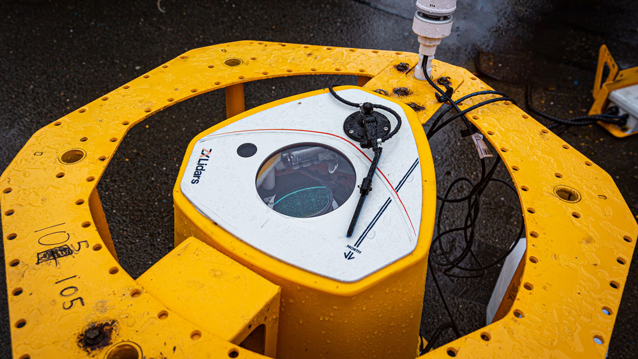 Detail van Z-LiDAR-sensor op boei, cruciaal voor metingen van wind, stroming en getijden in offshore windenergieproject op de Noordzee