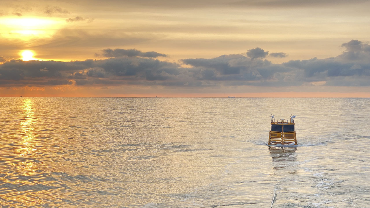 LiDAR-boei wordt bij zonsopgang over zee gesleept, onderdeel van Tetra Tech-project voor windmetingen op de Noordzee