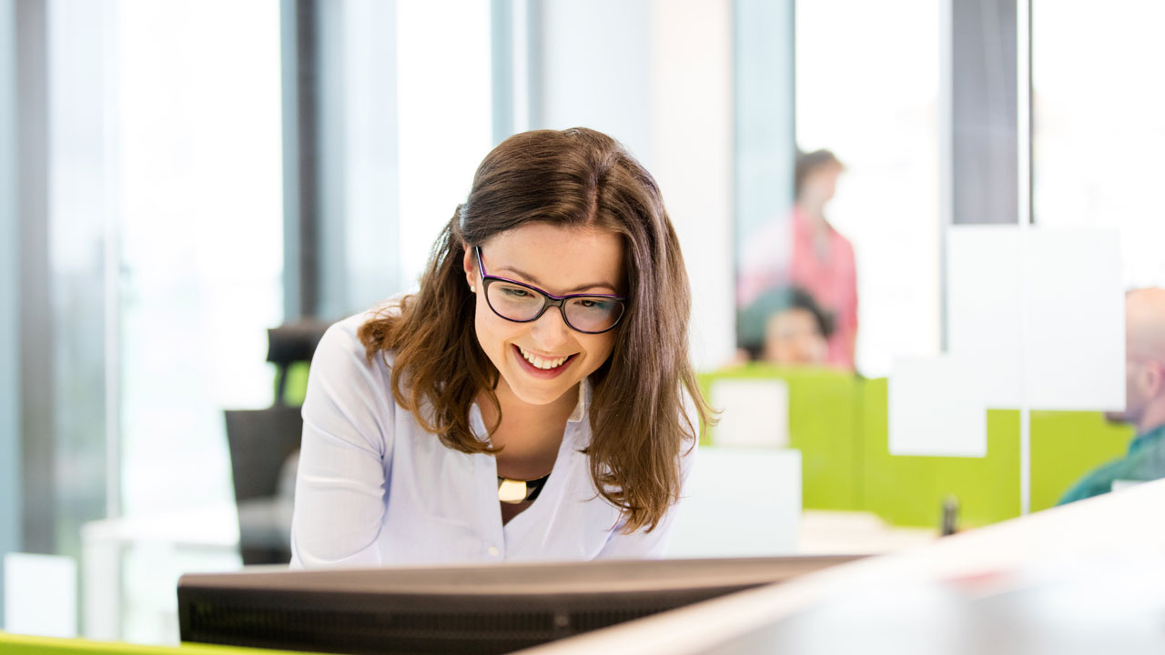 Professional aan het werk op kantoor – expertise in contractvoorbereiding en aanbesteding voor gebiedsontwikkeling