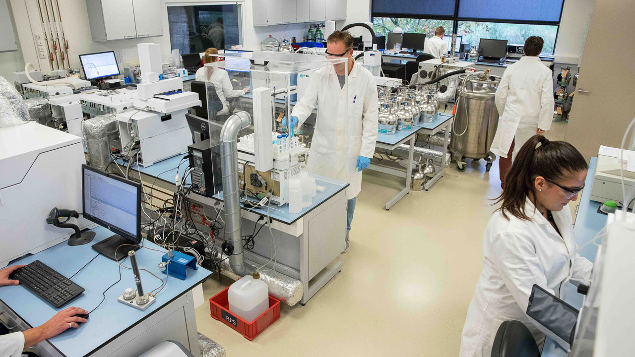 Ons laboratorium met medewerkers in witte jassen, illustratie van 20 jaar samenwerking, expertise en Limburgs vakmanschap