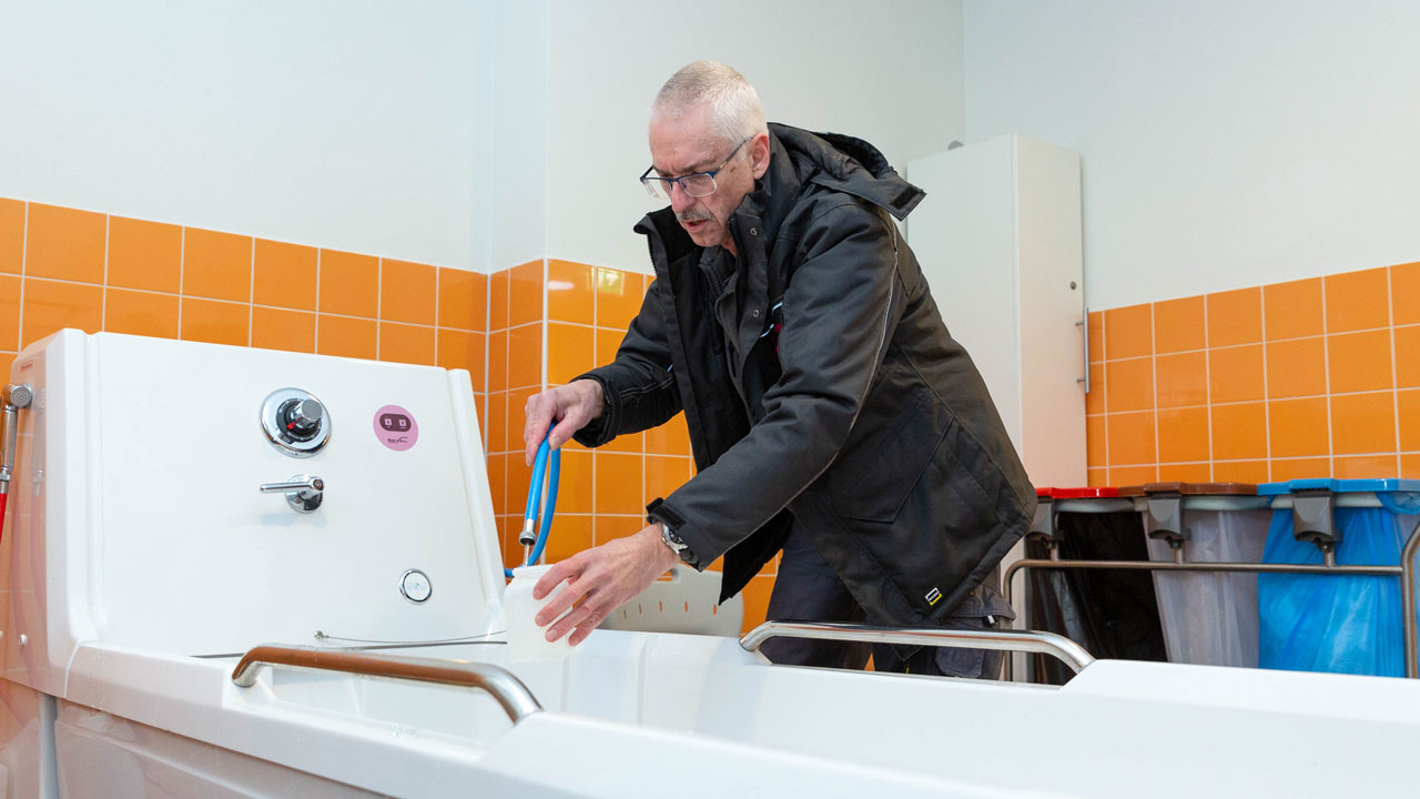 Medewerker aan het werk bij meetopstelling met bad, illustratie van 20 jaar praktijkervaring en precisie in Limburg