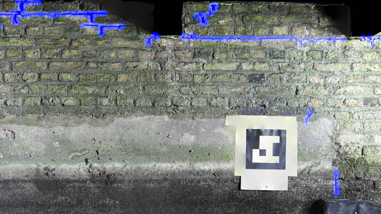 Gemarkeerde bakstenen muur met meetpunt, geïnspecteerd tijdens drietrapsaanpak voor waterveiligheid bij molens door Tetra Tech